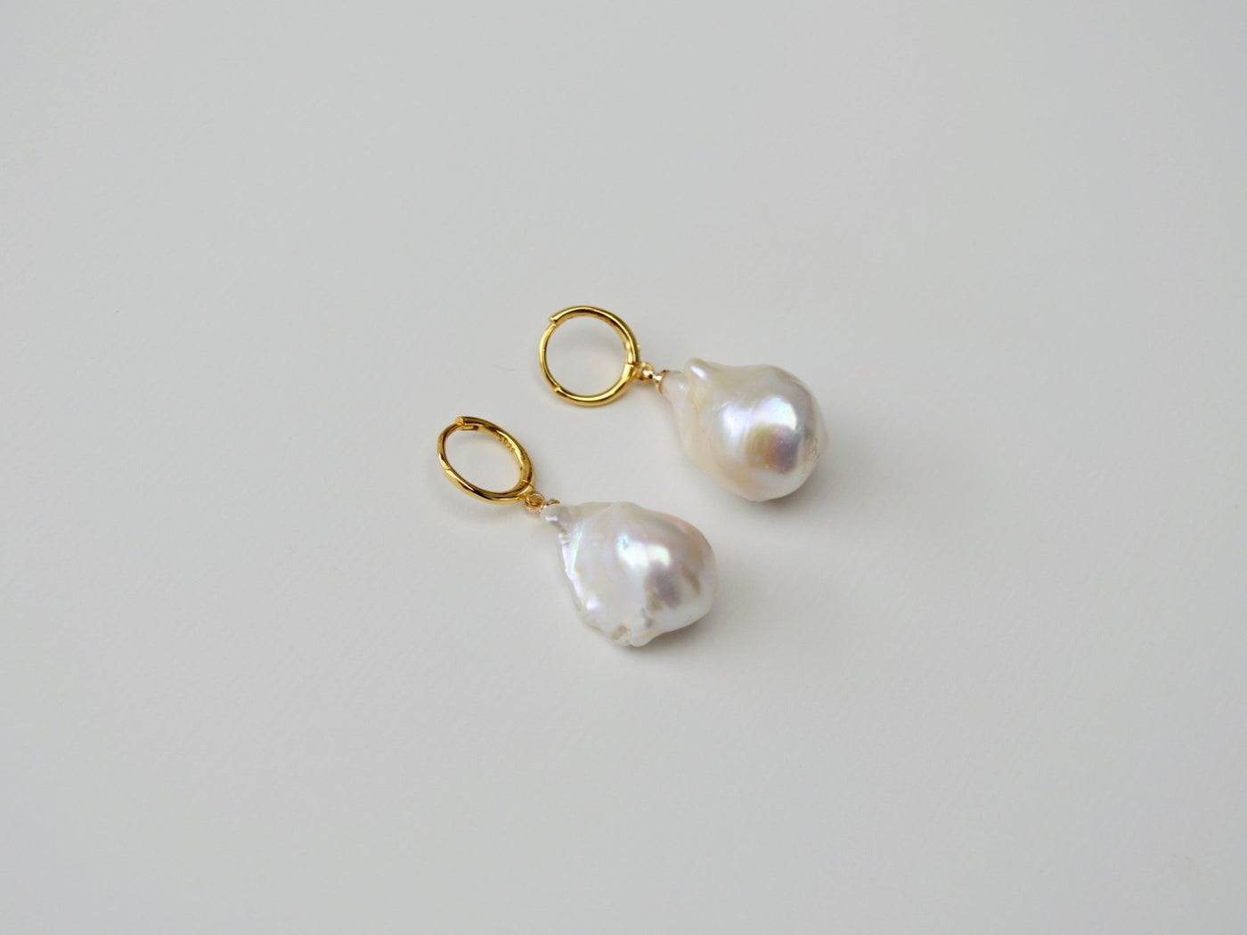 Baroque Pearls: Deluxe Mini Hoops mit 3D AAA Süßwasserperlen | vergoldet