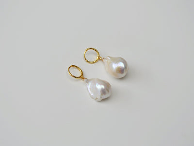 Baroque Pearls: Deluxe Mini Hoops mit 3D AAA Süßwasserperlen | vergoldet