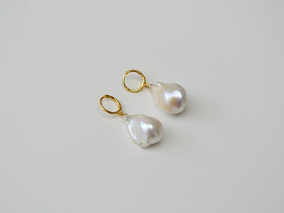 Baroque Pearls: Deluxe Mini Hoops mit 3D AAA Süßwasserperlen | vergoldet