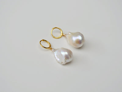 Baroque Pearls: Deluxe Mini Hoops mit 3D AAA Süßwasserperlen | vergoldet