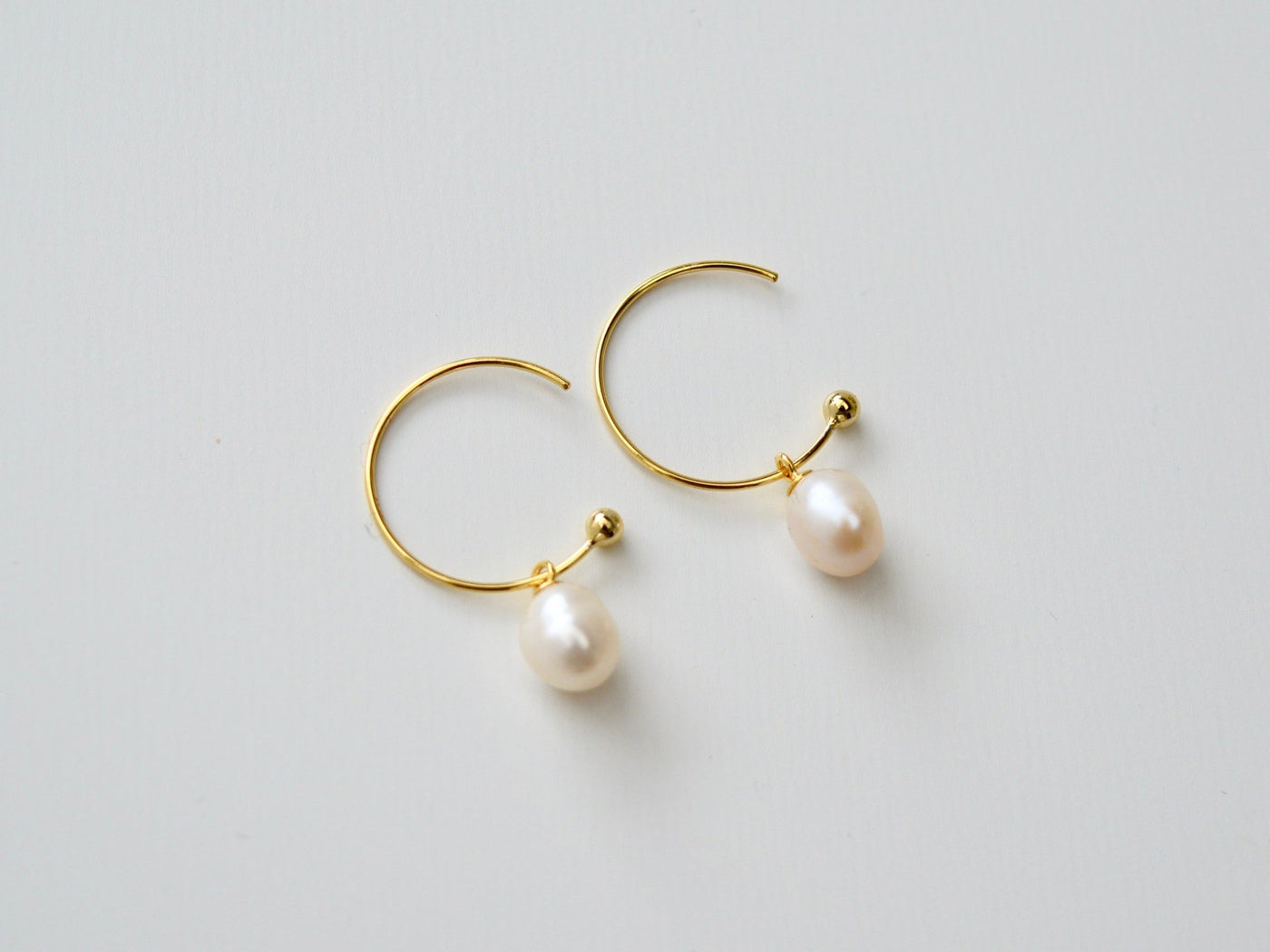 Baroque Pearls: Halb - Creolen mit echten Perlen | vergoldet