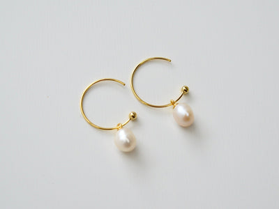 Baroque Pearls: Halb - Creolen mit echten Perlen | vergoldet