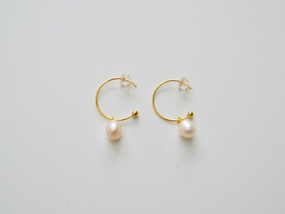 Baroque Pearls: Halb - Creolen mit echten Perlen | vergoldet