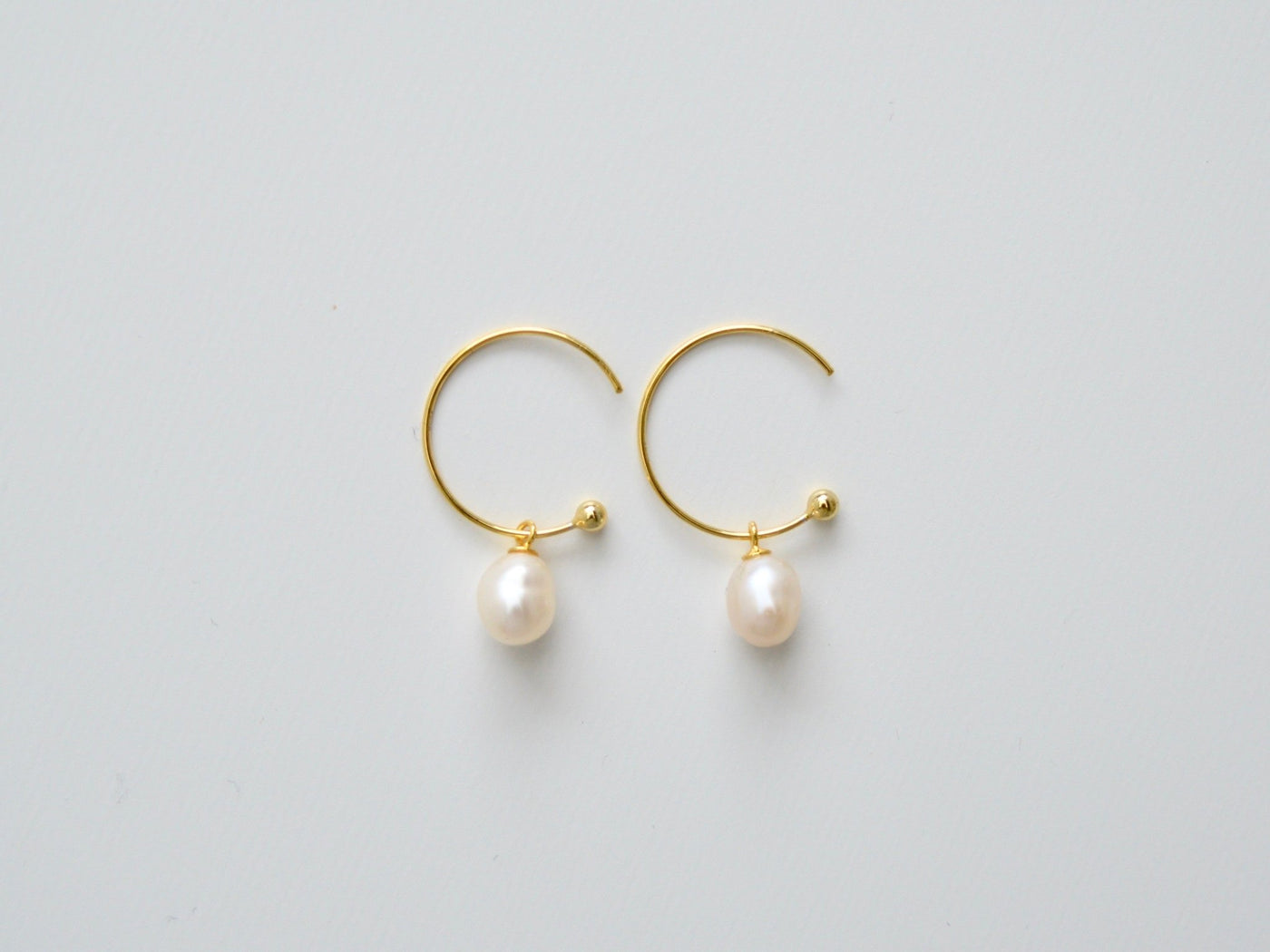Baroque Pearls: Halb - Creolen mit echten Perlen | vergoldet
