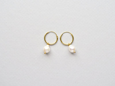 Baroque Pearls: Zarte Perlen Creolen vergoldet - Mia&Martha by Katja Schmalen