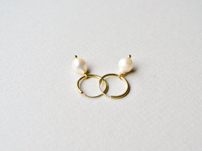 Baroque Pearls: Zarte Perlen Creolen vergoldet - Mia&Martha by Katja Schmalen
