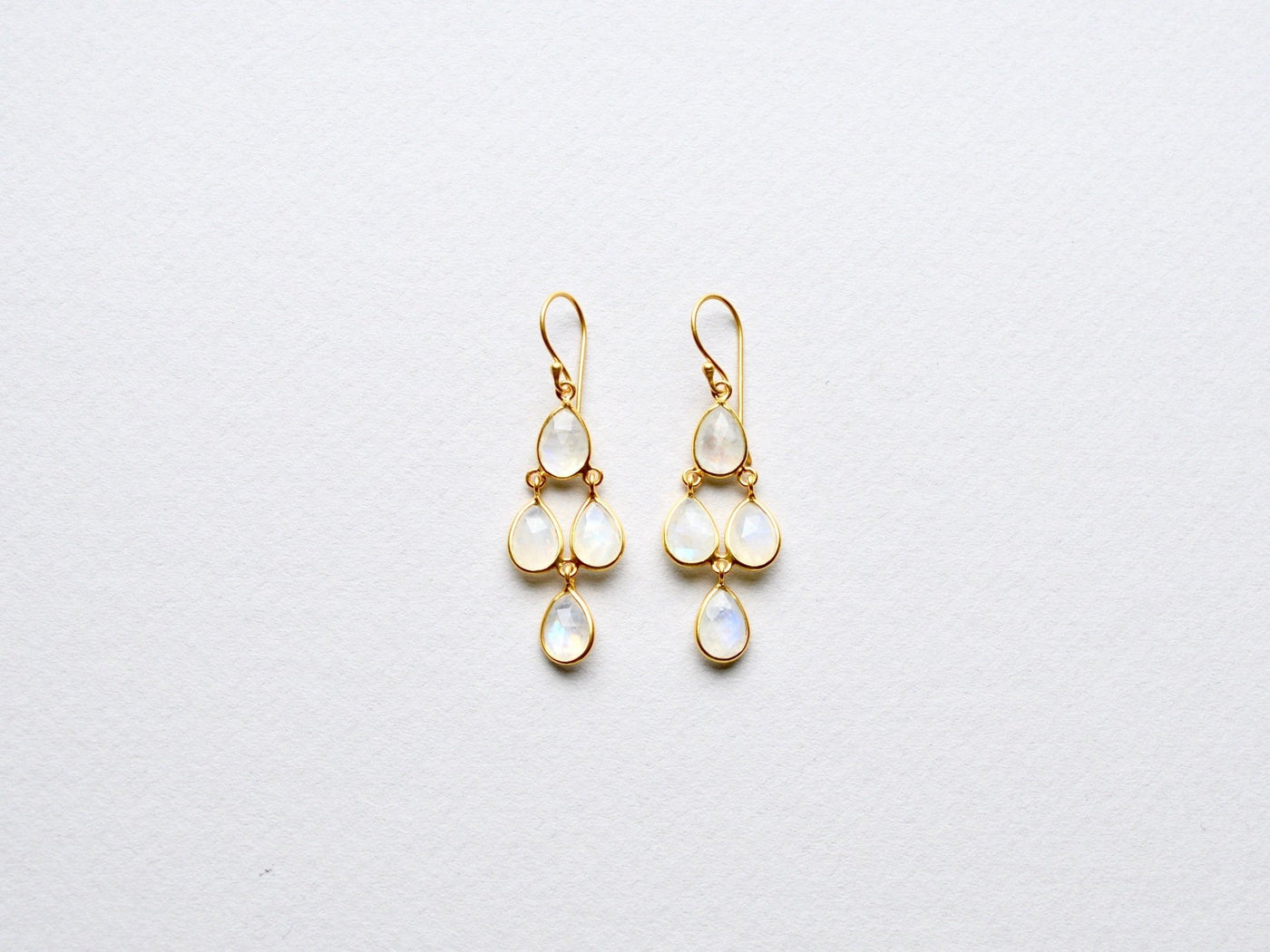 Cascade Drops: Edle Mondstein Ohrringe vergoldet - Mia&Martha by Katja Schmalen