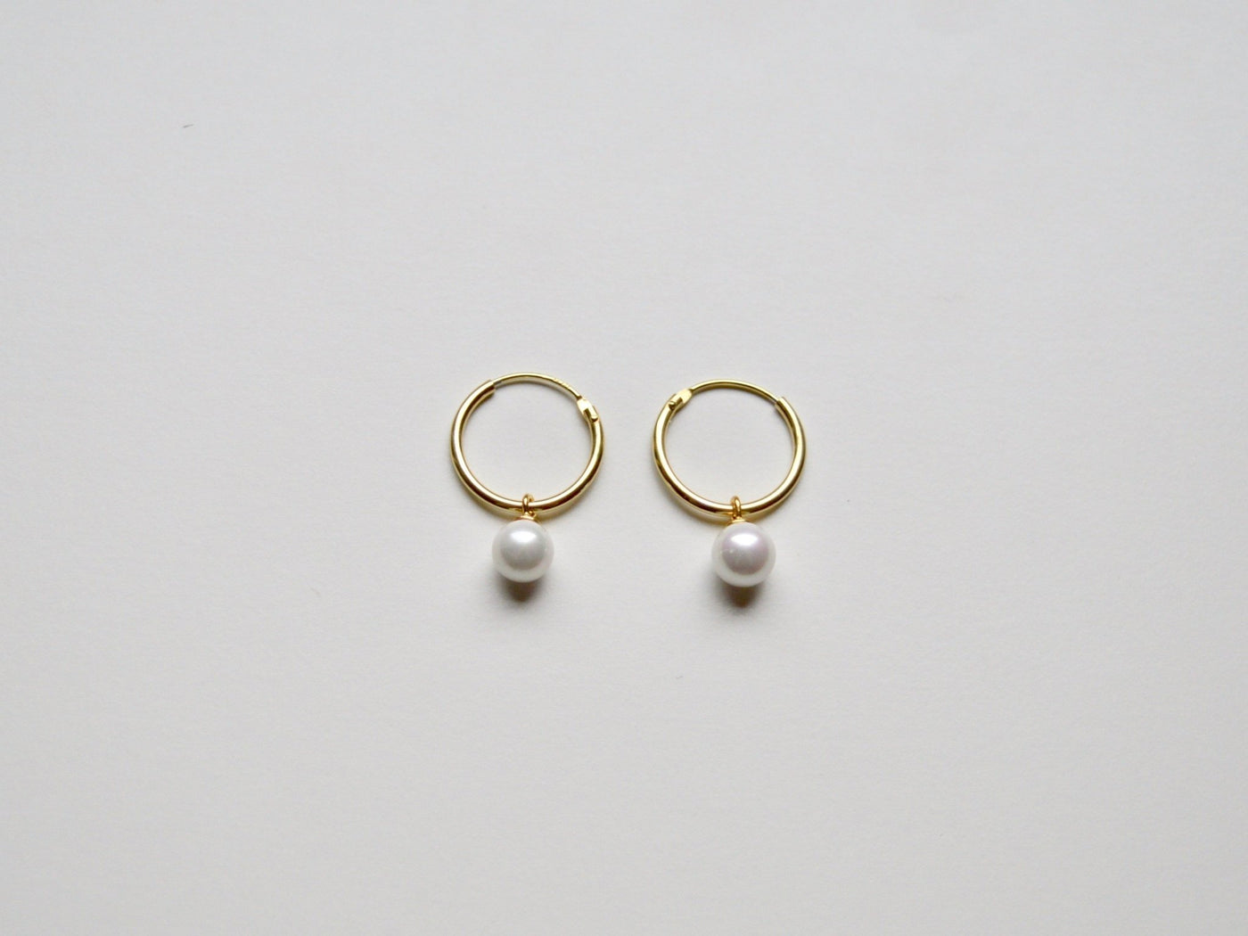 Dainty Pearls: Zarte Perlen Creolen weiß vergoldet - Mia&Martha by Katja Schmalen