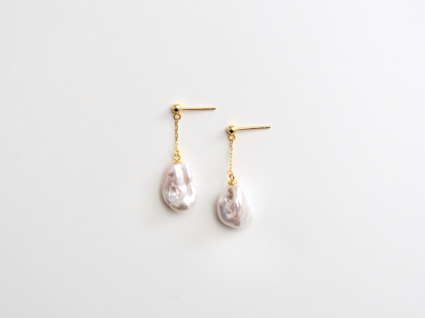 Dangling Pearls: Moderne Ohrstecker mit Barockperlen | vergoldet
