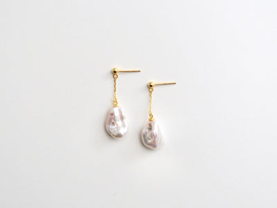 Dangling Pearls: Moderne Ohrstecker mit Barockperlen | vergoldet