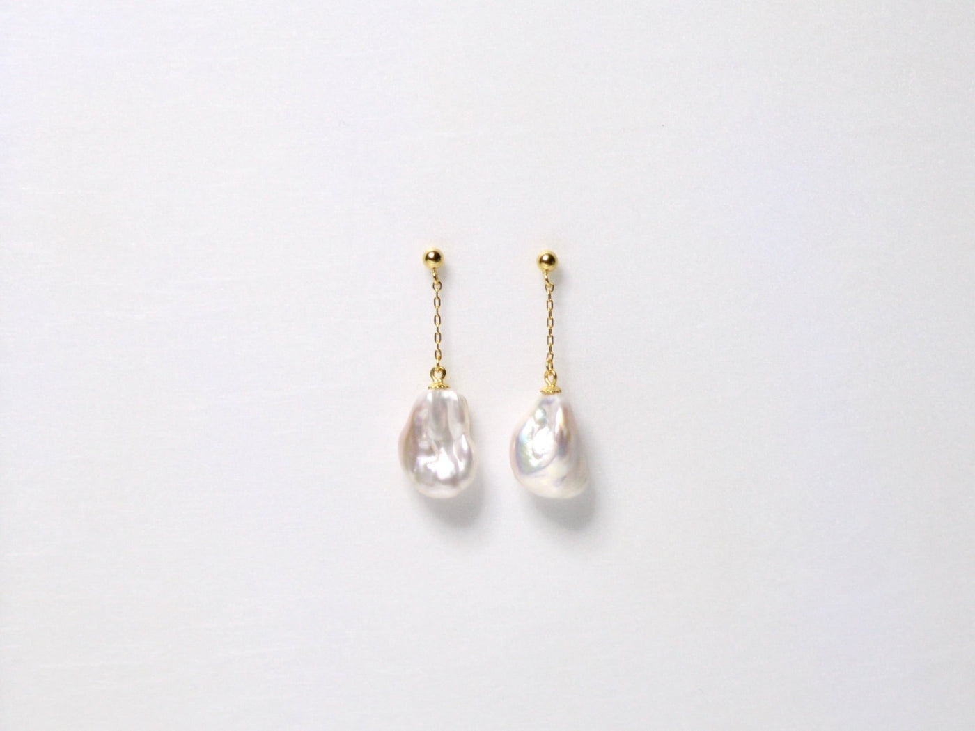 Dangling Pearls: Moderne Ohrstecker mit Barockperlen | vergoldet