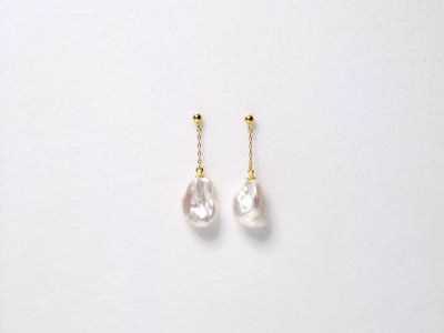Dangling Pearls: Moderne Ohrstecker mit Barockperlen | vergoldet