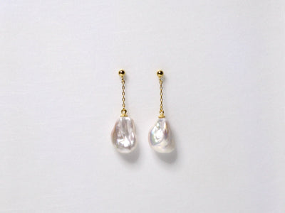 Dangling Pearls: Moderne Ohrstecker mit Barockperlen | vergoldet