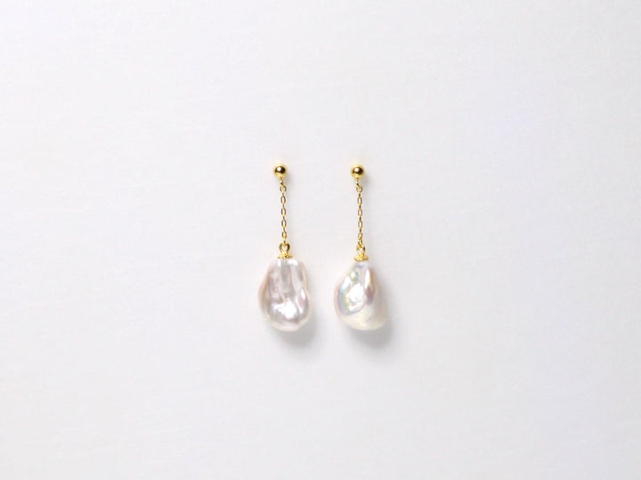 Dangling Pearls: Moderne Ohrstecker mit Barockperlen | vergoldet