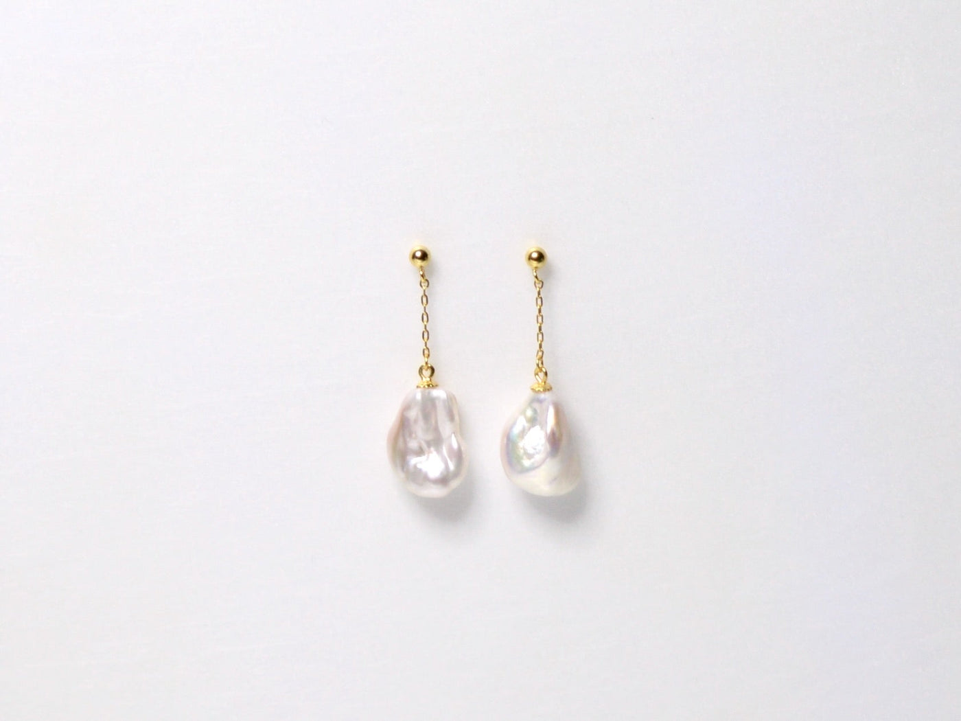 Dangling Pearls: Moderne Ohrstecker mit Barockperlen | vergoldet