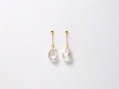 Dangling Pearls: Moderne Ohrstecker mit Barockperlen | vergoldet