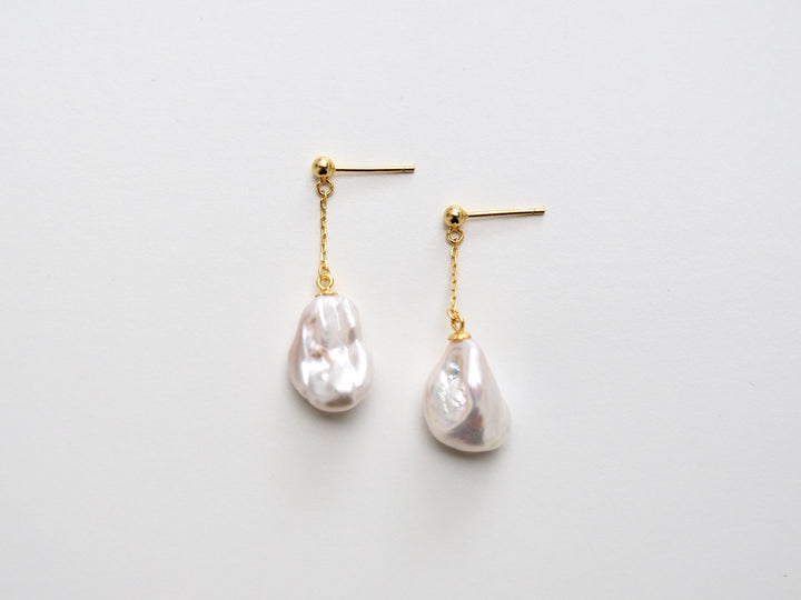 Dangling Pearls: Moderne Ohrstecker mit Barockperlen | vergoldet