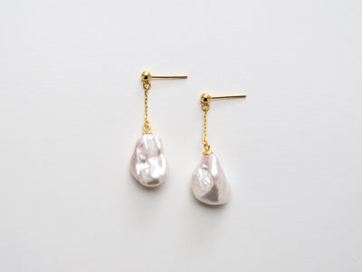 Dangling Pearls: Moderne Ohrstecker mit Barockperlen | vergoldet
