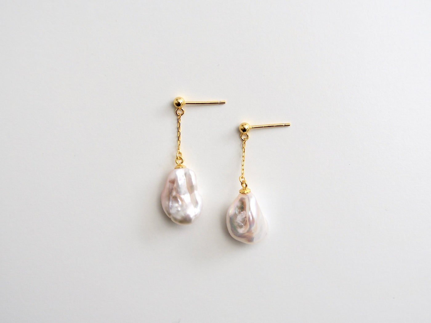 Dangling Pearls: Moderne Ohrstecker mit Barockperlen | vergoldet