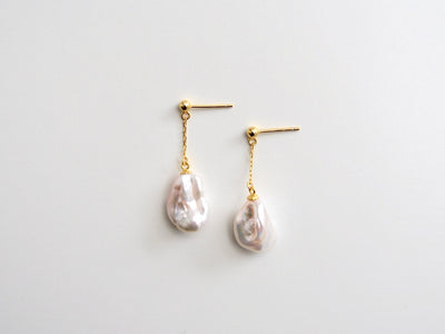 Dangling Pearls: Moderne Ohrstecker mit Barockperlen | vergoldet