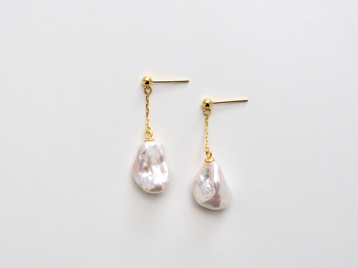 Dangling Pearls: Moderne Ohrstecker mit Barockperlen | vergoldet