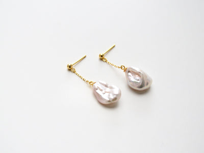 Dangling Pearls: Moderne Ohrstecker mit Barockperlen | vergoldet