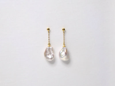 Dangling Pearls: Moderne Ohrstecker mit Barockperlen | vergoldet