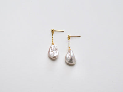 Dangling Pearls: Moderne Ohrstecker mit Barockperlen | vergoldet