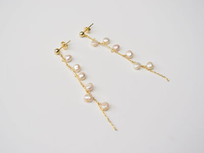 Dangling Pearls: Zarte Ohrstecker mit echten Süßwasserperlen | vergoldet