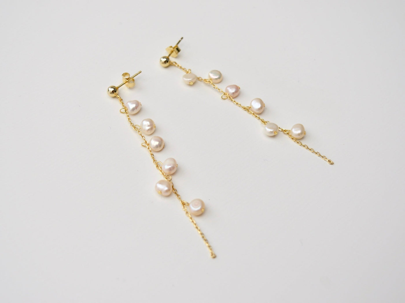 Dangling Pearls: Zarte Ohrstecker mit echten Süßwasserperlen | vergoldet