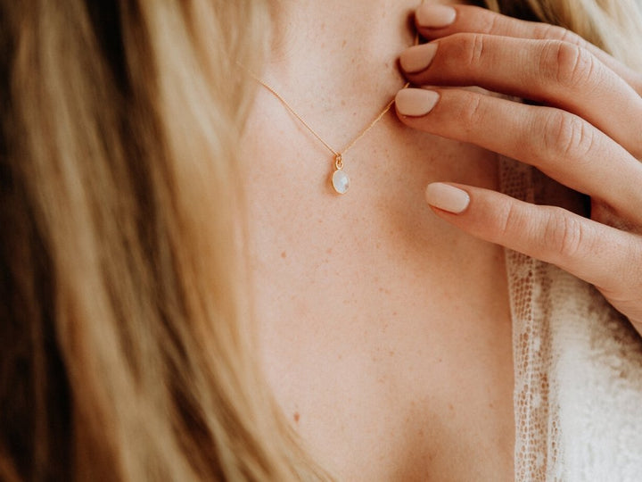 Delicate Dots: Mondstein Kette vergoldet - Mia&Martha by Katja Schmalen