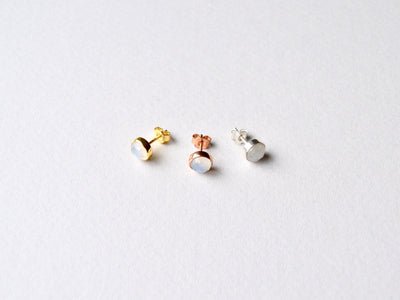 Delicate Dots: Mondstein Ohrstecker vergoldet - Mia&Martha by Katja Schmalen