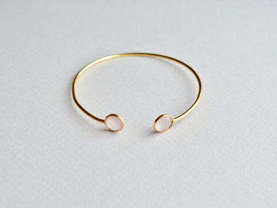 Delicate Dots: Rosenquarz Armspange vergoldet - Mia&Martha by Katja Schmalen