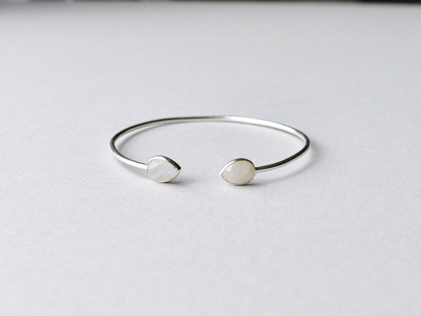 Delicate Drops: Mondstein Armspange | vergoldet, rosévergoldet, silber