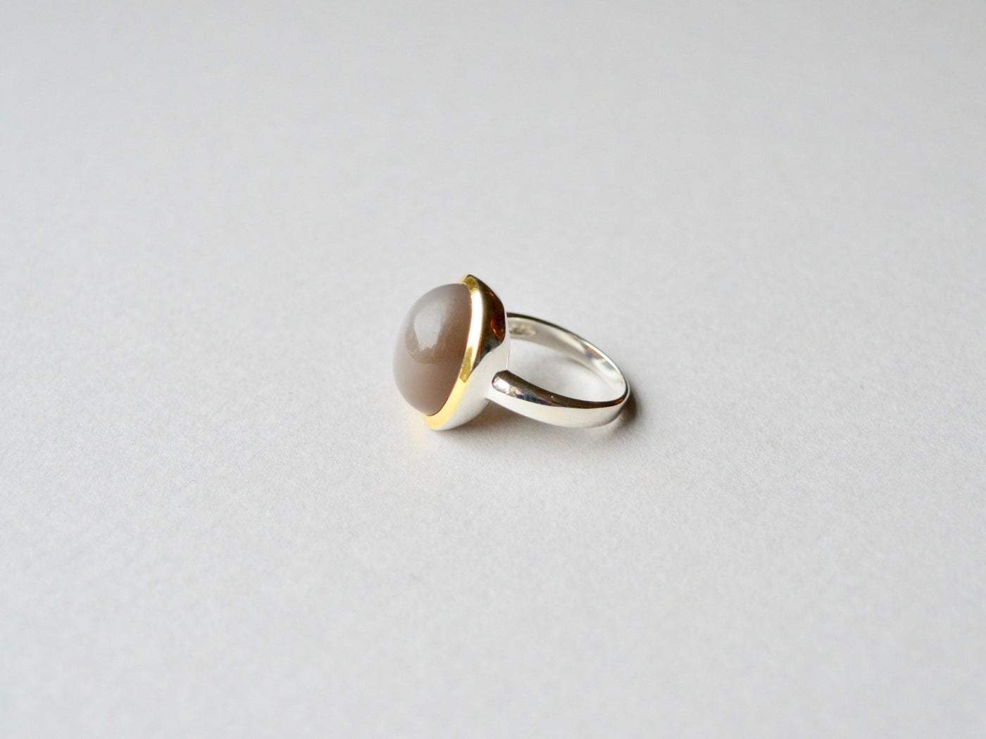 Einzelstück: Grauer Mondstein Statement Ring vergoldet - Mia&Martha by Katja Schmalen