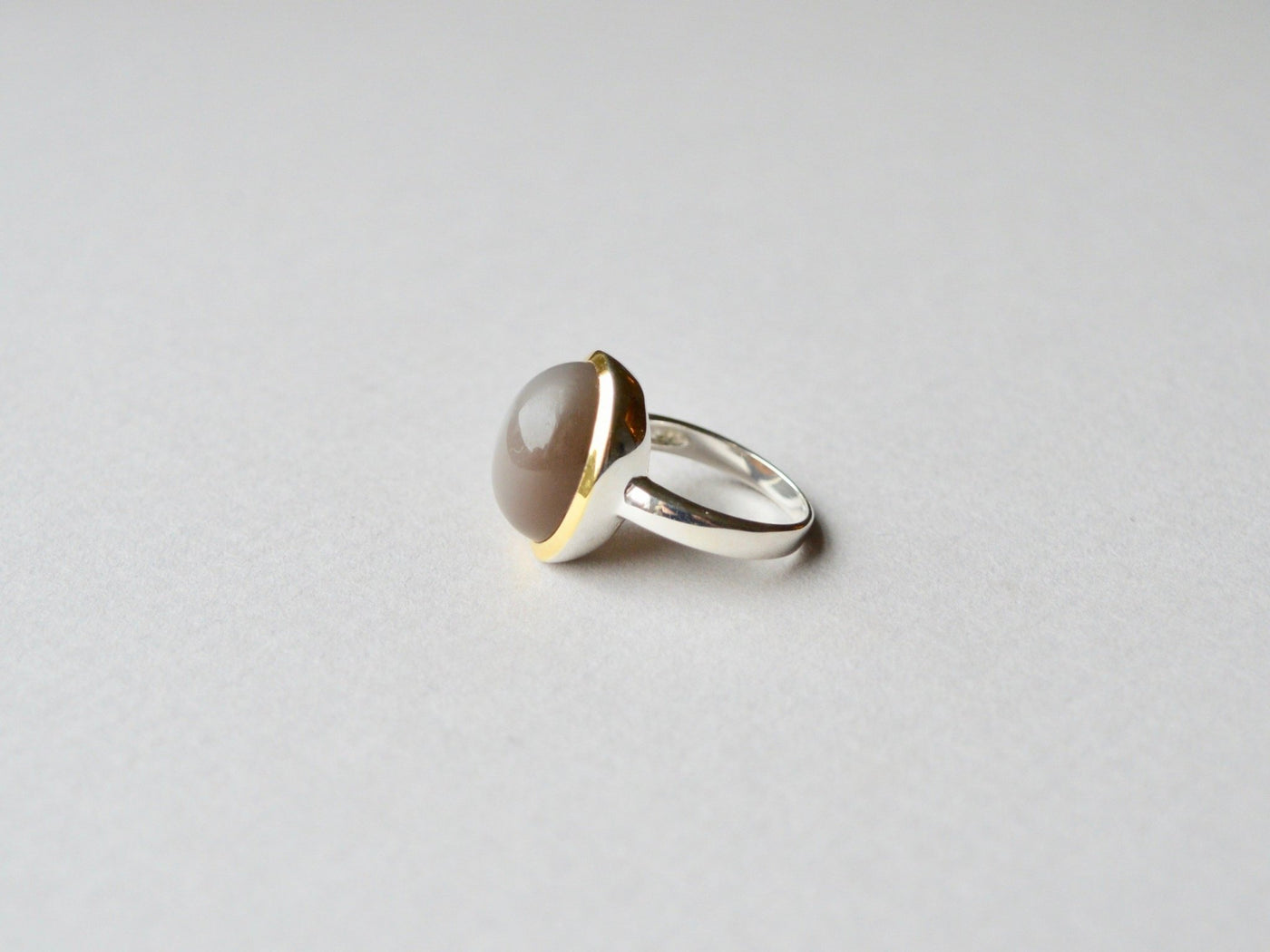 Einzelstück: Grauer Mondstein Statement Ring vergoldet - Mia&Martha by Katja Schmalen