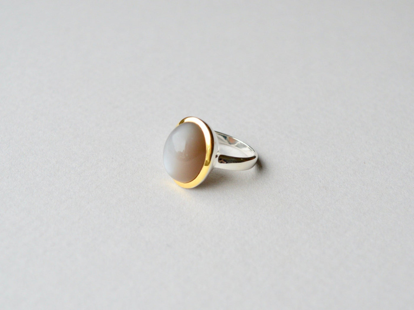 Einzelstück: Grauer Mondstein Statement Ring vergoldet - Mia&Martha by Katja Schmalen