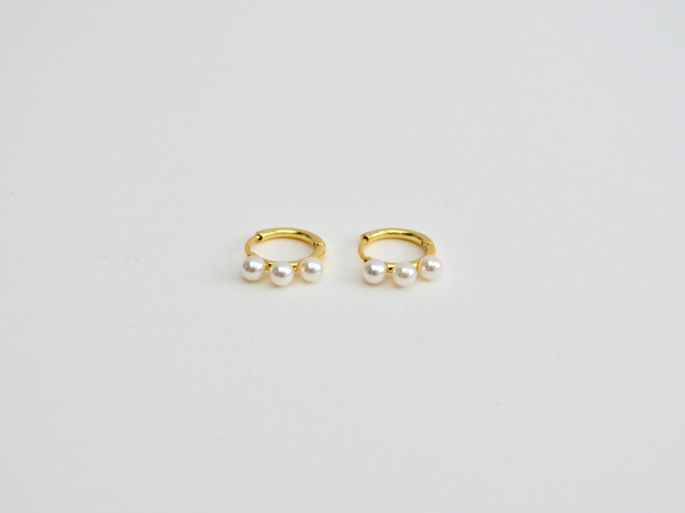 FEYNGOLD: New Tiny Pearl Huggies | vergoldet