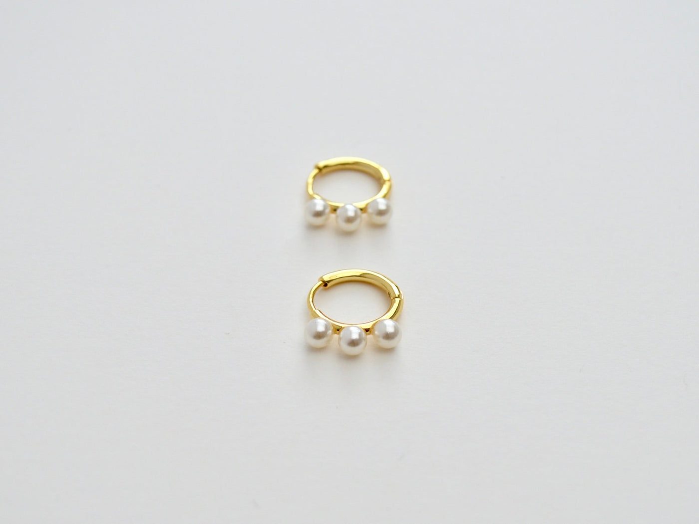 FEYNGOLD: New Tiny Pearl Huggies | vergoldet
