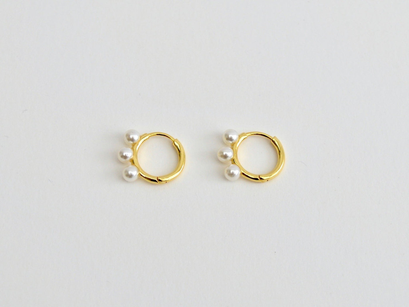 FEYNGOLD: New Tiny Pearl Huggies | vergoldet