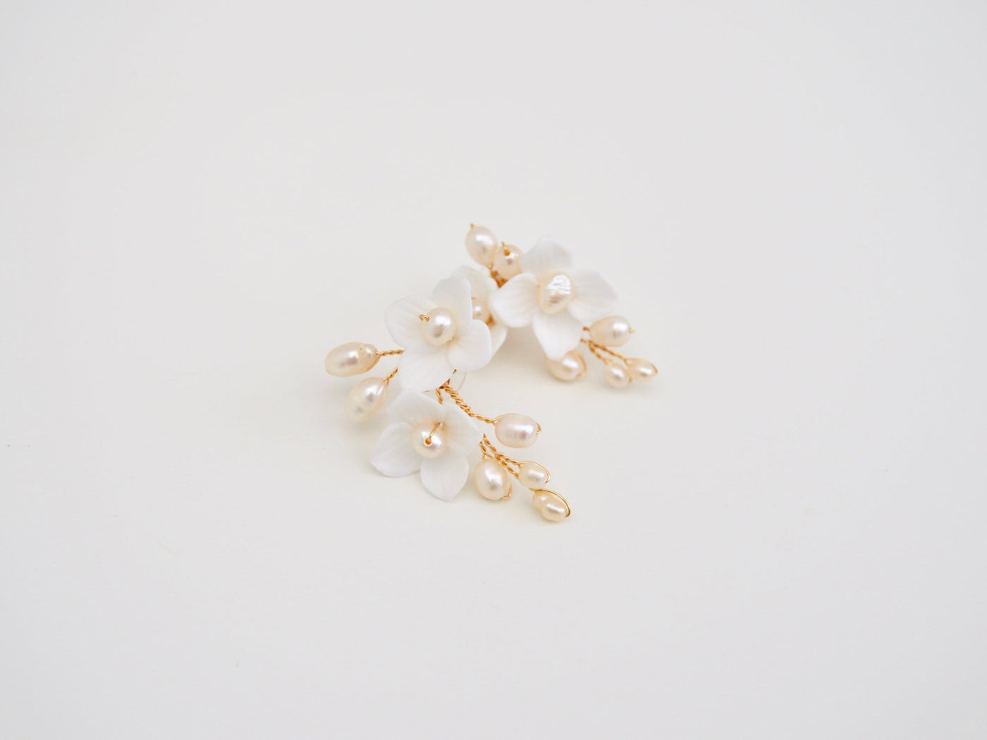 Fleurs Blanches: Ohrstecker 2 Blüten & echte Perlen | Farbe gold oder silber