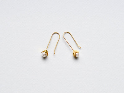Flowers & Pearls: Lange Perlen Ohrhänger vergoldet - Mia&Martha by Katja Schmalen