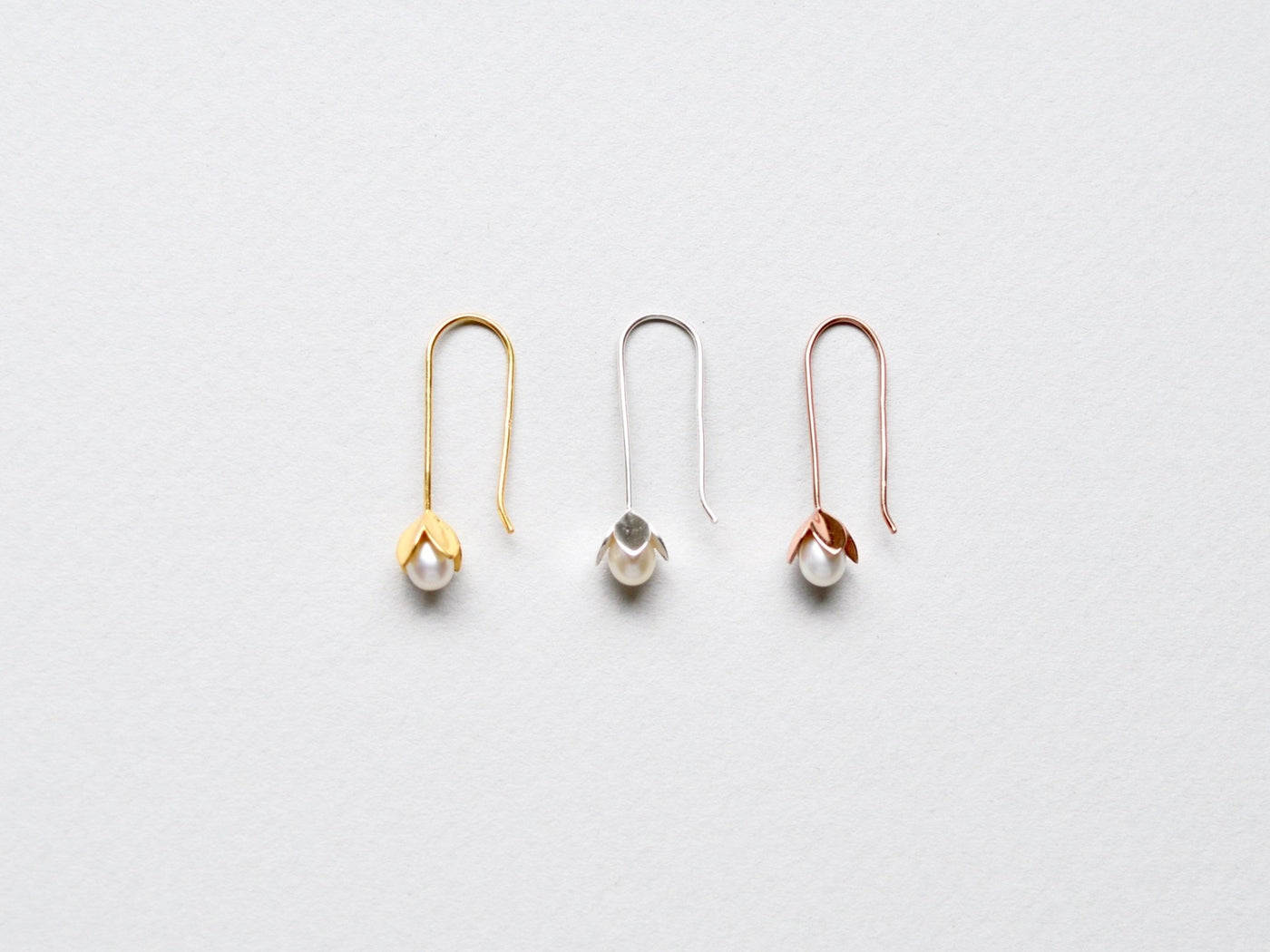 Flowers & Pearls: Lange Perlen Ohrhänger vergoldet - Mia&Martha by Katja Schmalen