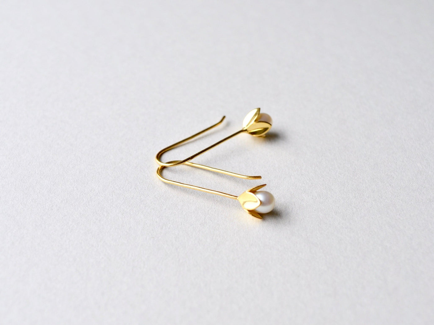 Flowers & Pearls: Lange Perlen Ohrhänger vergoldet - Mia&Martha by Katja Schmalen