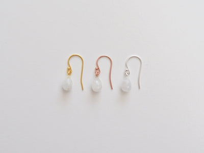 Gentle Drops: Zarte Mondstein Ohrringe | vergoldet, rosévergoldet, silber