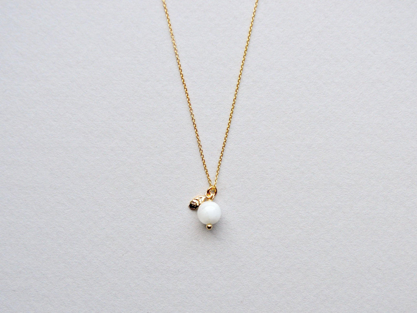 Moonstone & Leaves: Zarte Mondstein Kette vergoldet - Mia&Martha by Katja Schmalen