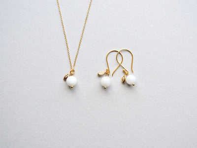 Moonstone & Leaves: Zarte Mondstein Ohrringe vergoldet - Mia&Martha by Katja Schmalen