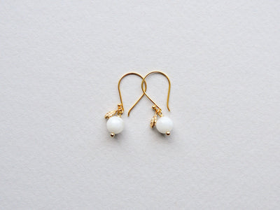 Moonstone & Leaves: Zarte Mondstein Ohrringe vergoldet - Mia&Martha by Katja Schmalen