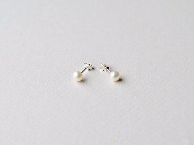 Natural Pearls: Zarte Perlen Ohrstecker Gr. M silber - Mia&Martha by Katja Schmalen