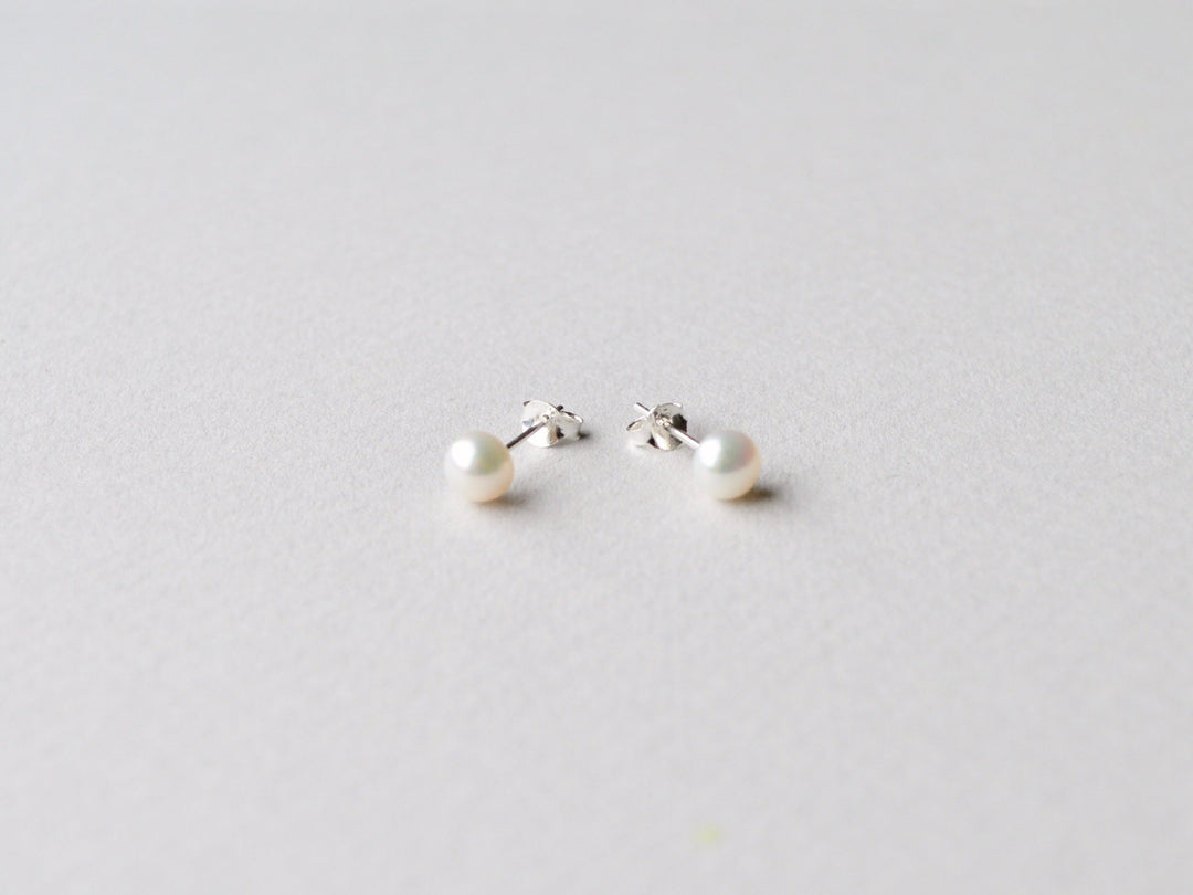 Natural Pearls: Zarte Perlen Ohrstecker Gr. M silber - Mia&Martha by Katja Schmalen